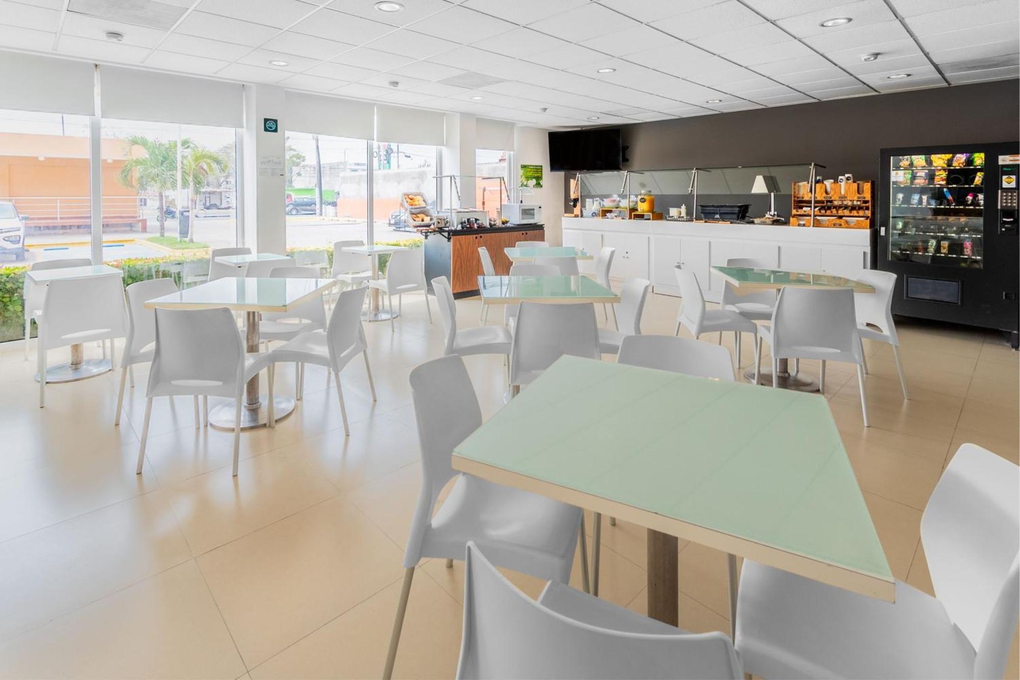 Hotel Express Junior By Marriott Aeropuerto 3*