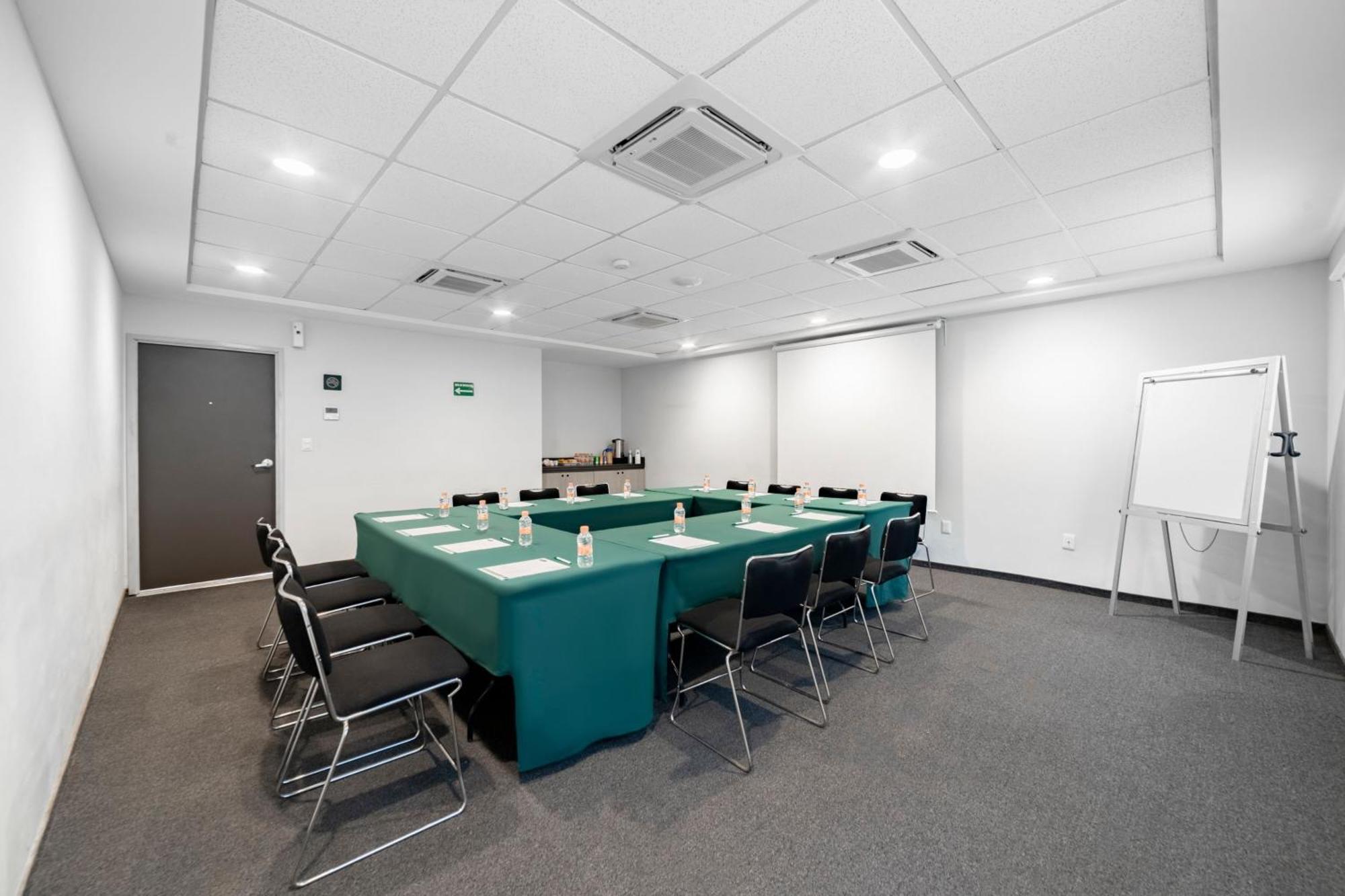 Hotel Express Junior By Marriott Aeropuerto 3*