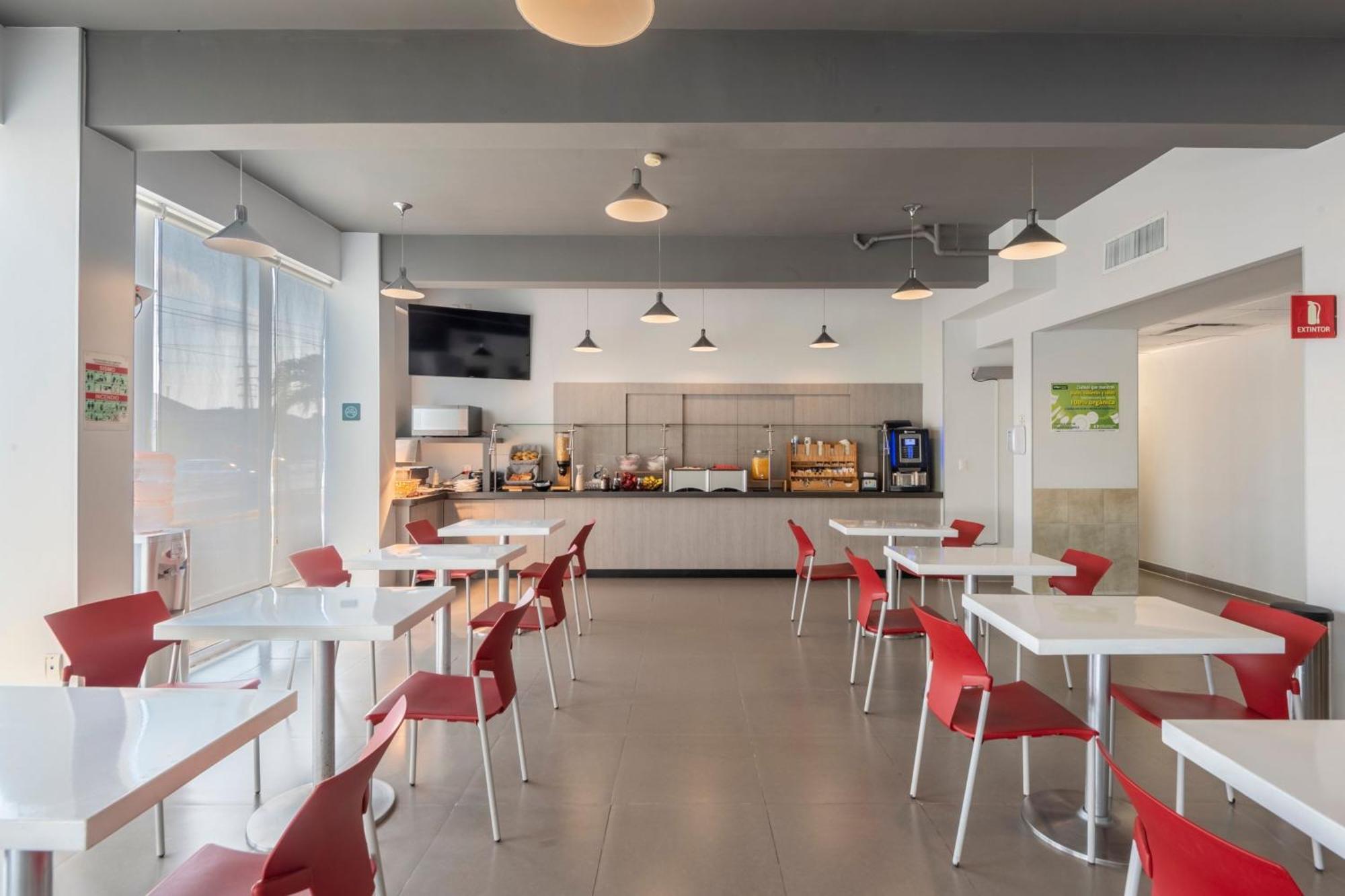 Hotel Express Junior By Marriott Aeropuerto 3*