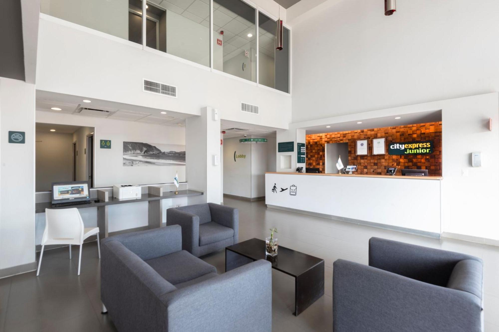 Hotel Express Junior By Marriott Aeropuerto 3*