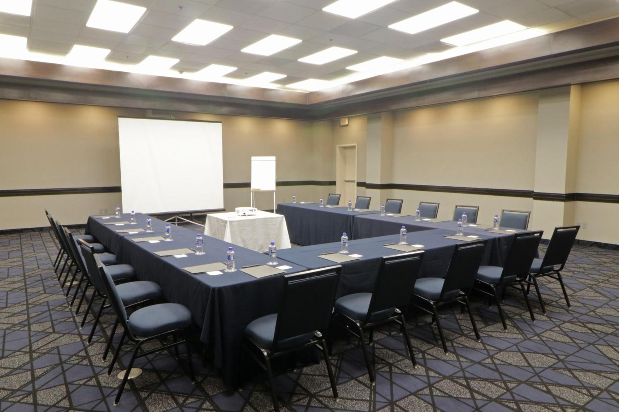 Courtyard Monterrey Airport Hotel 4*