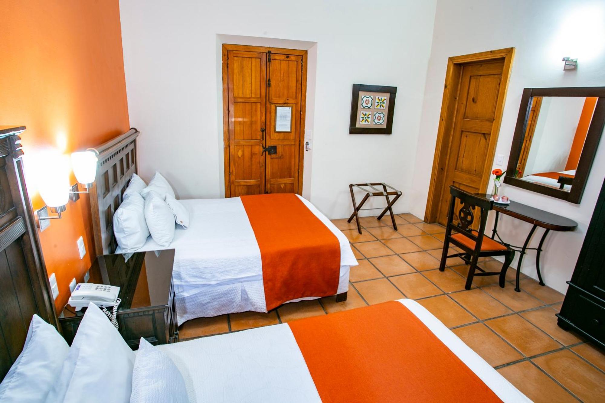 Hotel La Casa De Patios &
