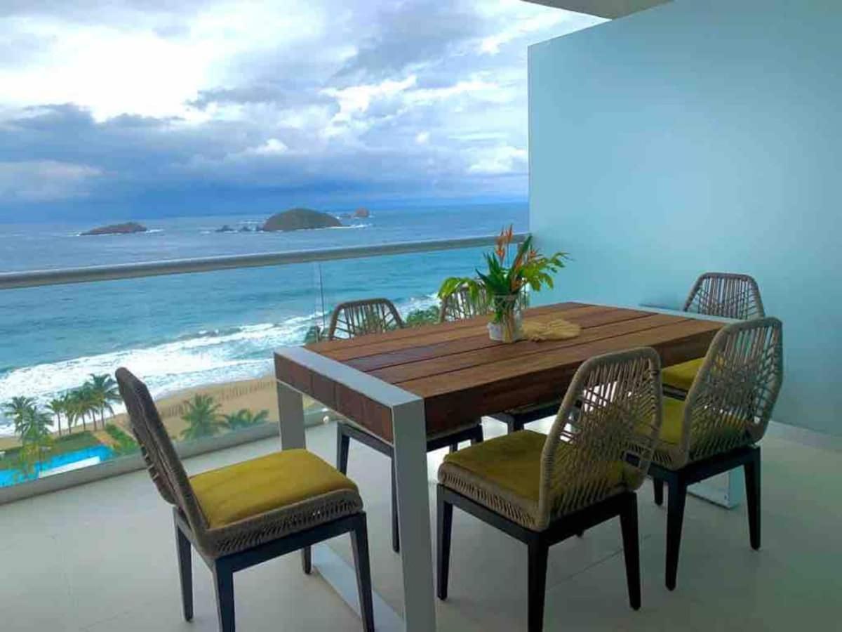 Ixtapa Peninsula * Ixtapa (Guerrero)
