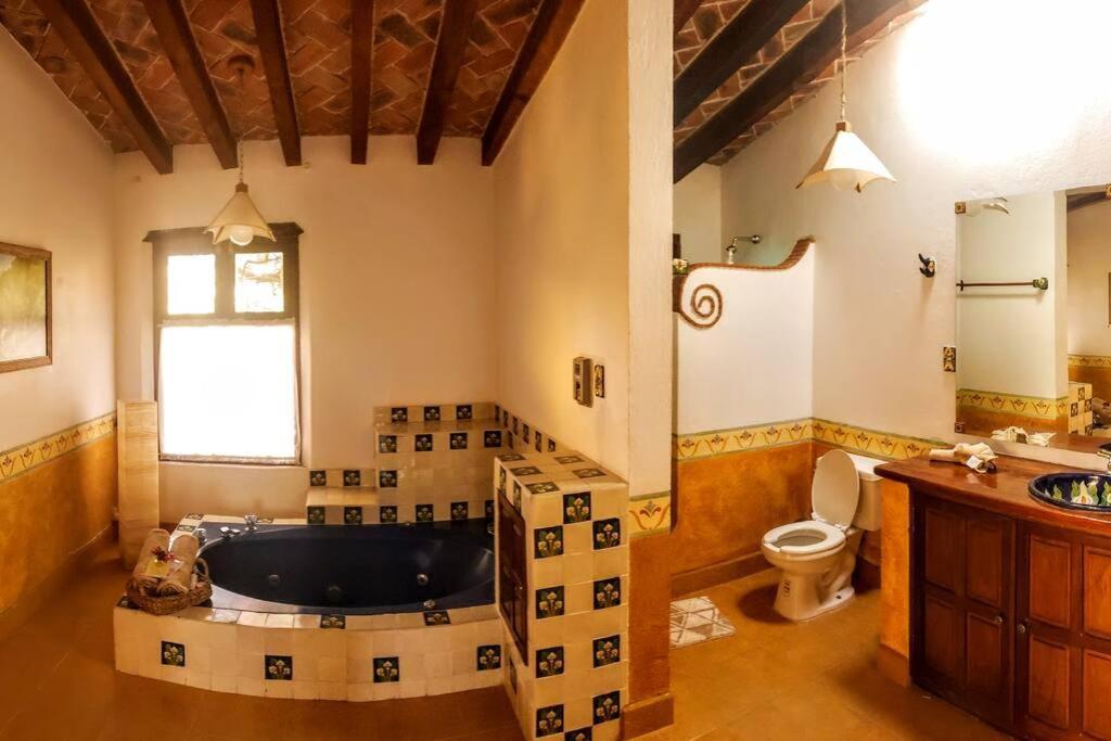 Casa Margarita , La Fuente De La Luna
