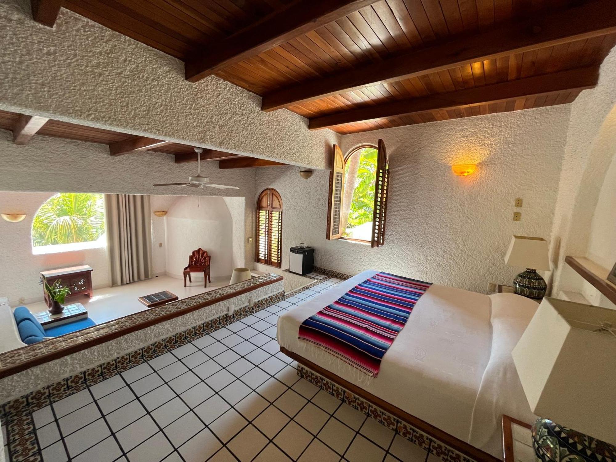 De La Roca Zihuatanejo