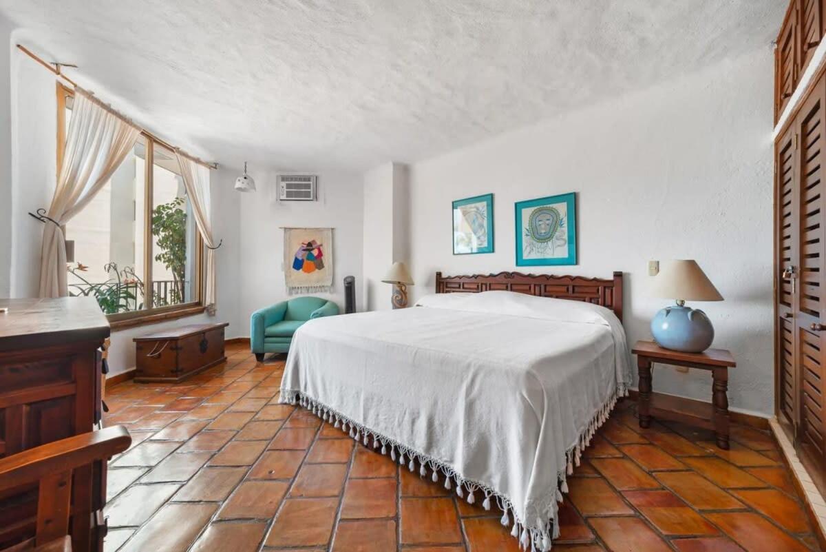 Ocean View 2br Condo-balcony-beach-pool Apartment *