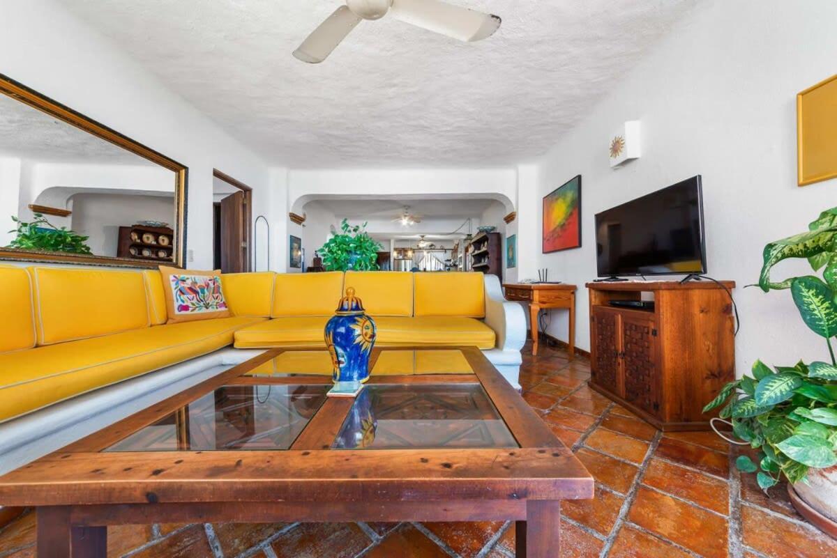 Ocean View 2br Condo-balcony-beach-pool Apartment *
