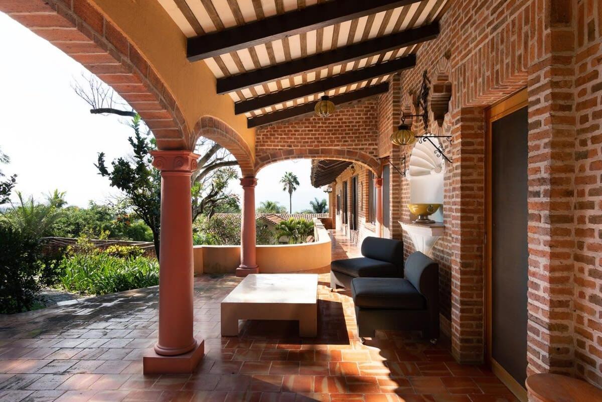 3 Bedroom Spacious With Pool & View *