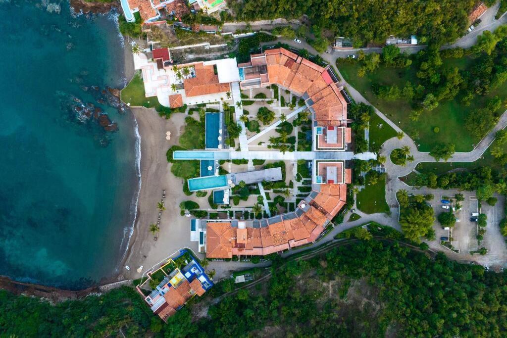 Ocean Front Luxury - 5 Pools & Private Club