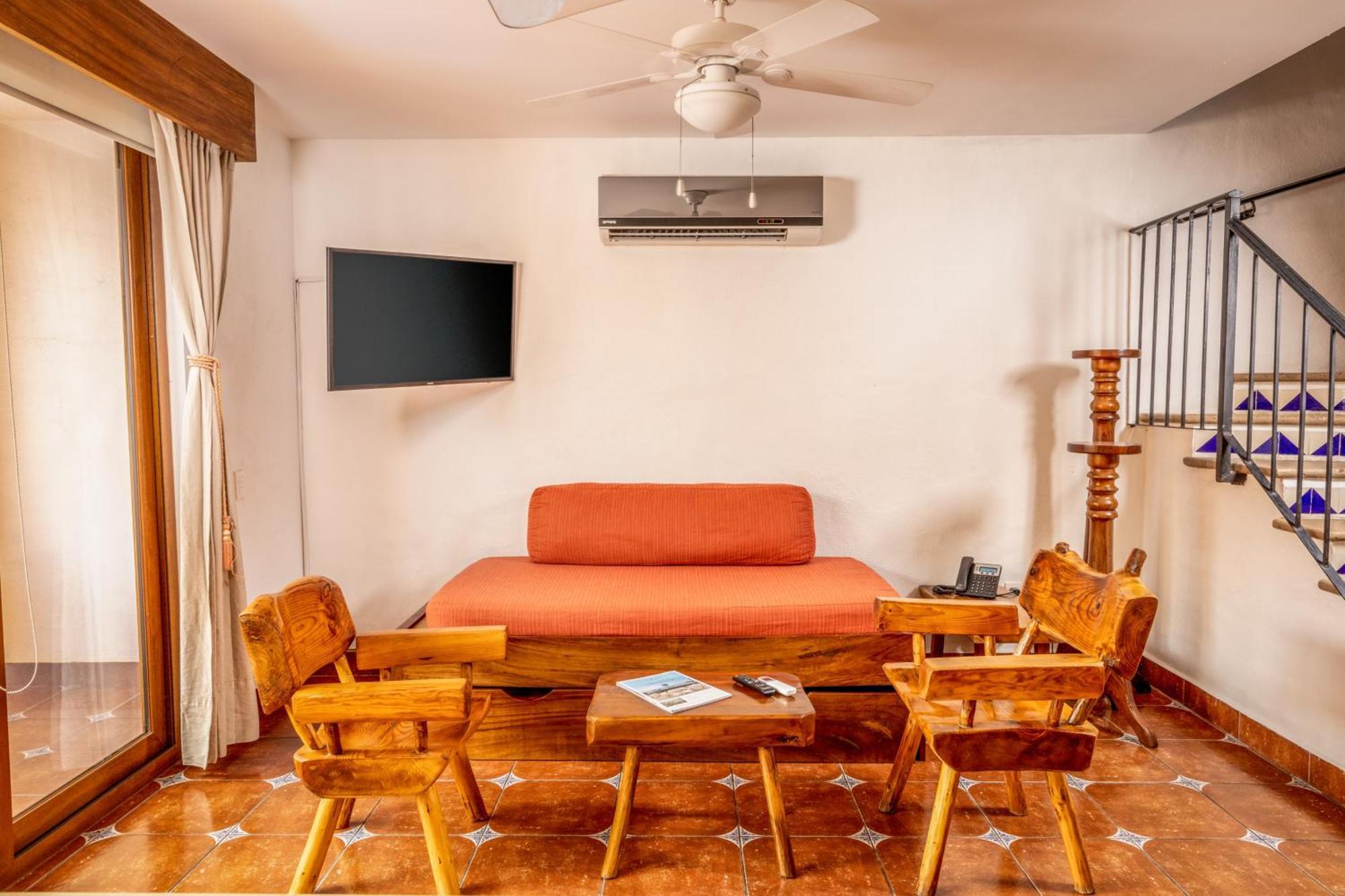 Casa Loteria: Colorful Family Retreat With Pool In Pueblito 4*