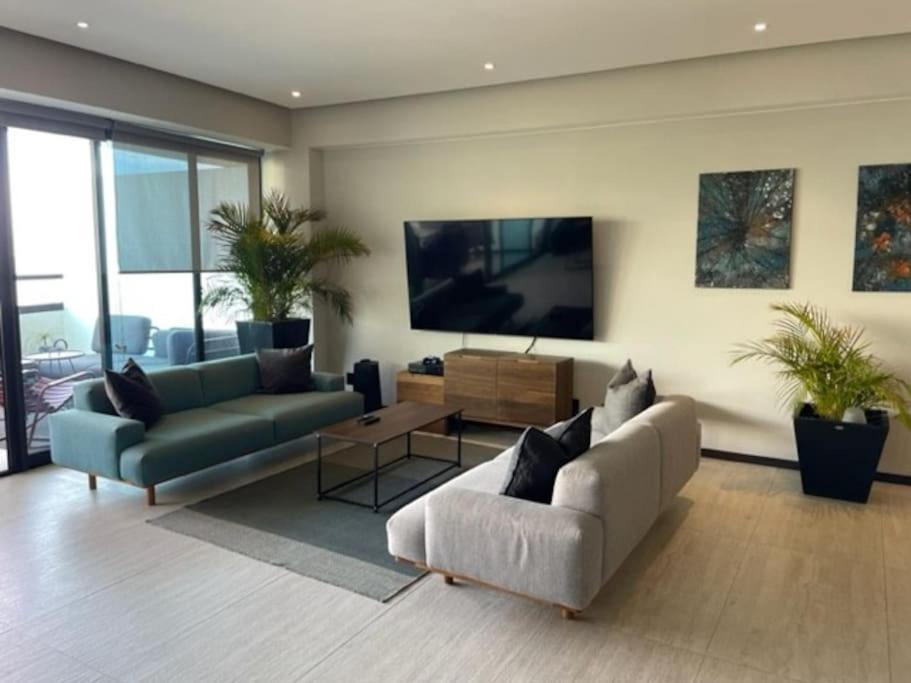 Fantastic Designer Apartment, Beachfront! Apartment