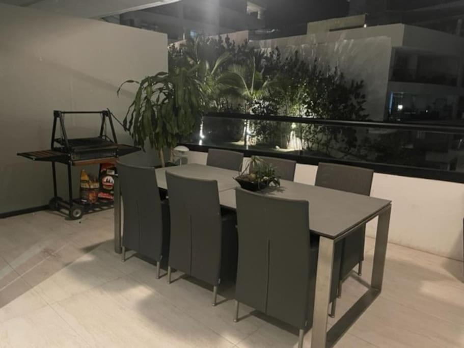 Fantastic Designer Apartment, Beachfront! Apartment