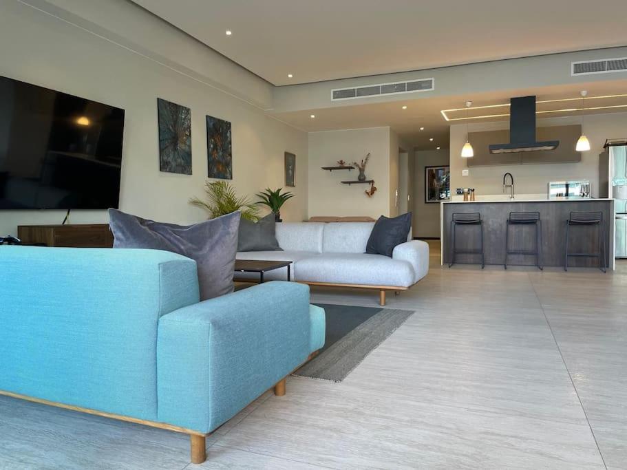 Fantastic Designer Apartment, Beachfront! Apartment