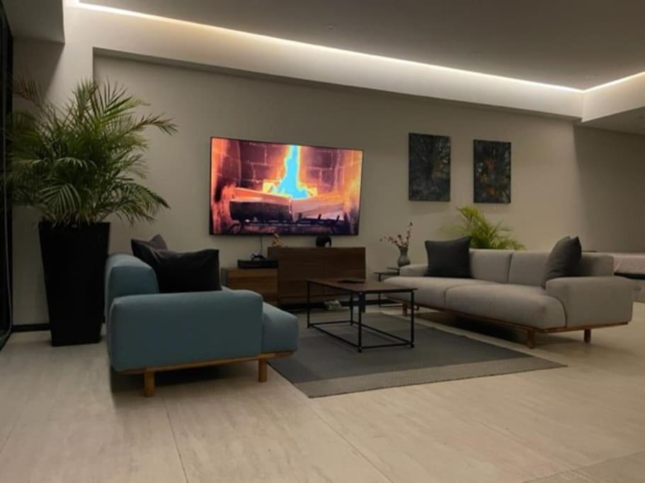 Fantastic Designer Apartment, Beachfront! *