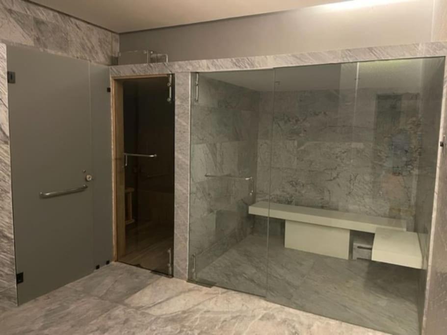 Fantastic Designer Apartment, Beachfront! Apartment