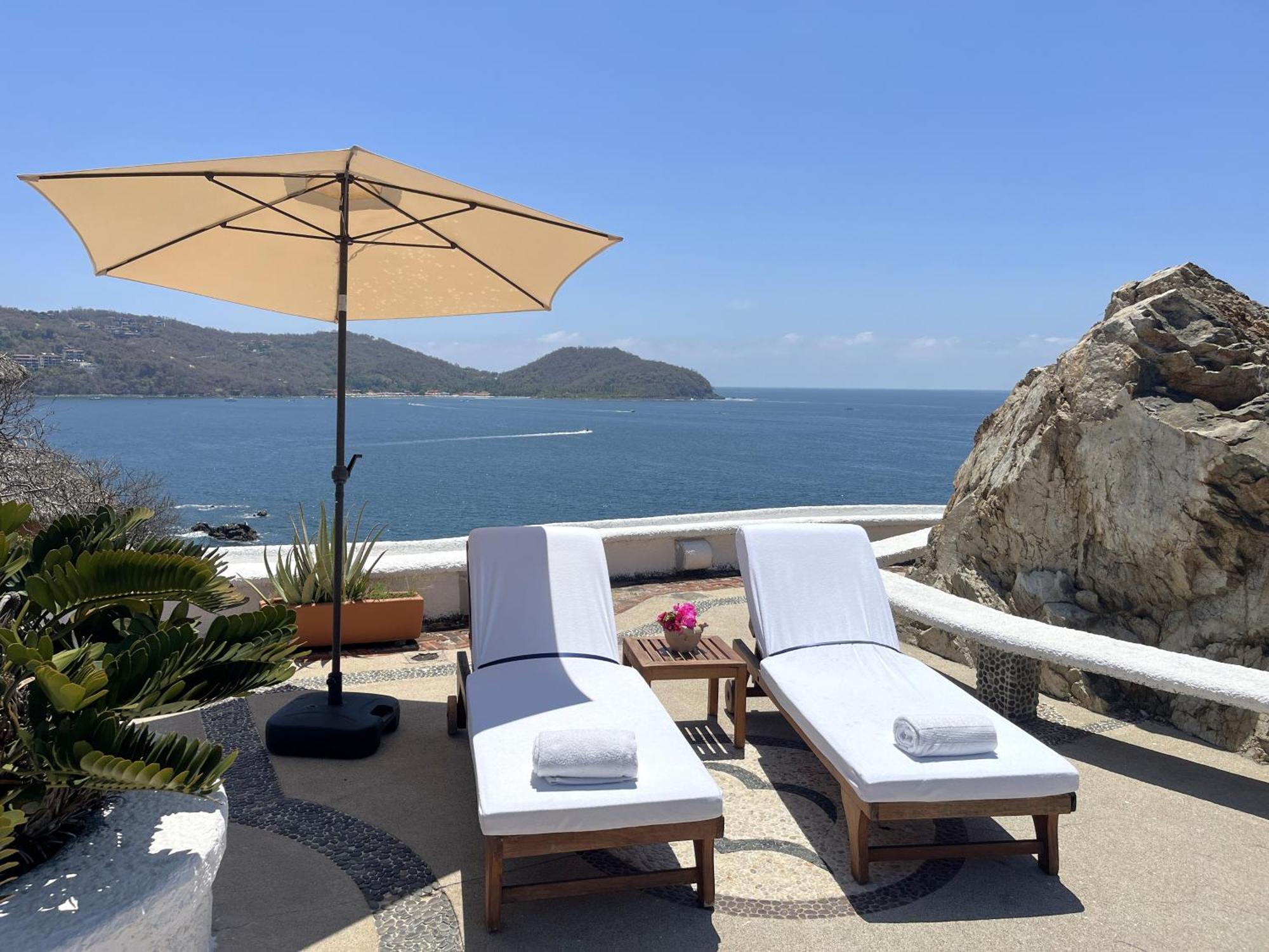De La Roca Zihuatanejo