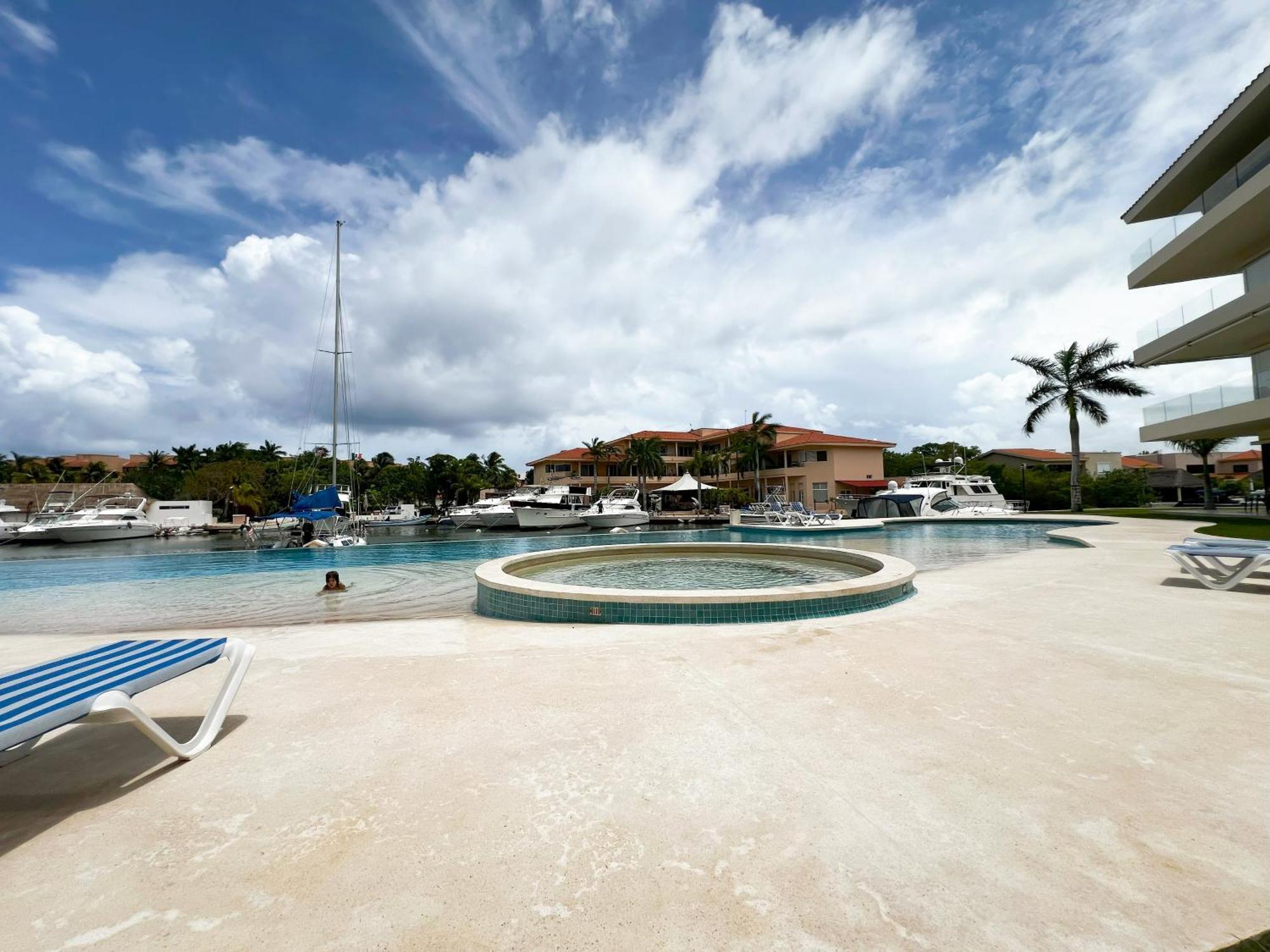 Ground Floor Paradise With Marina View And Pool Paddleboard Included *