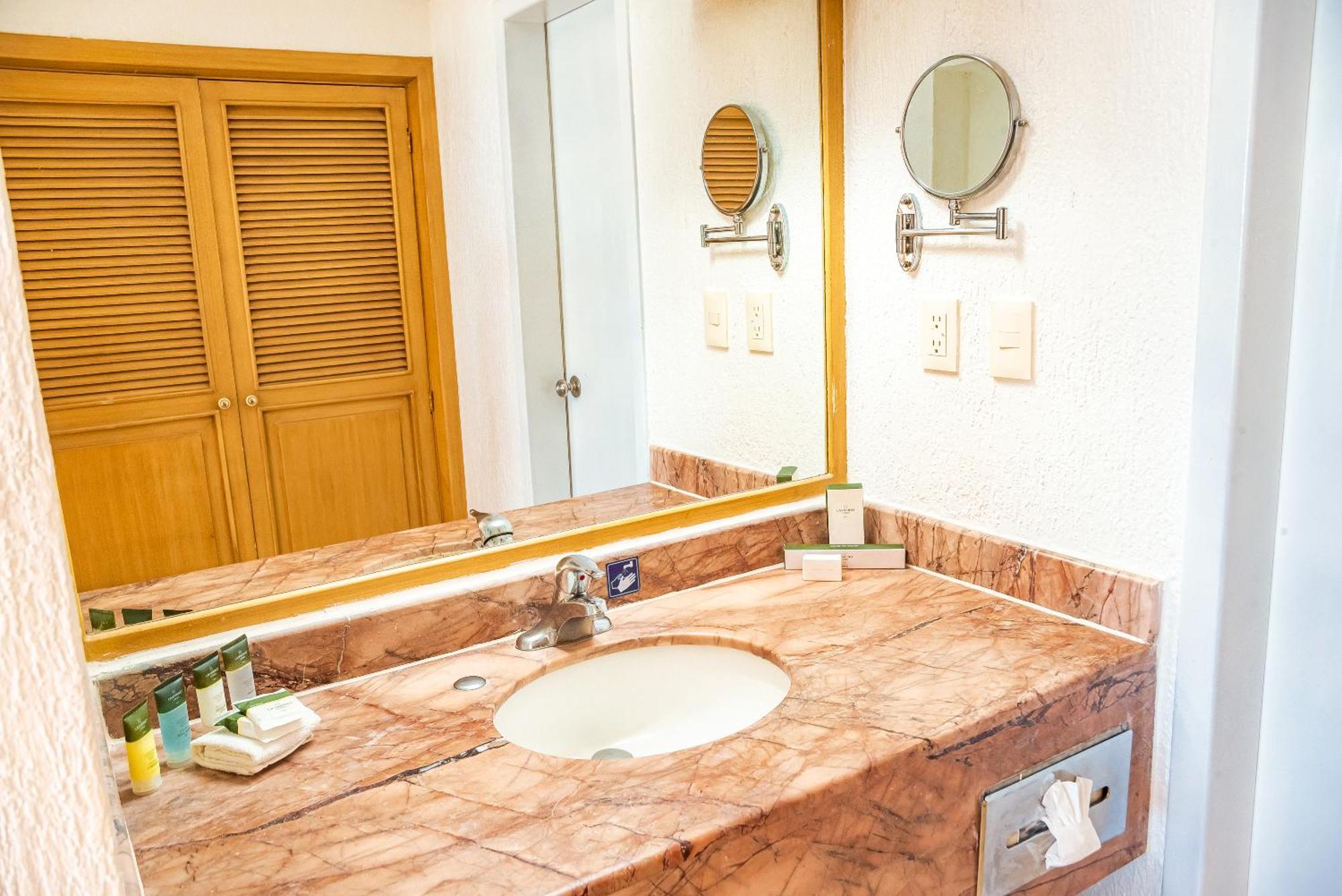 San Carlos Plaza 4*