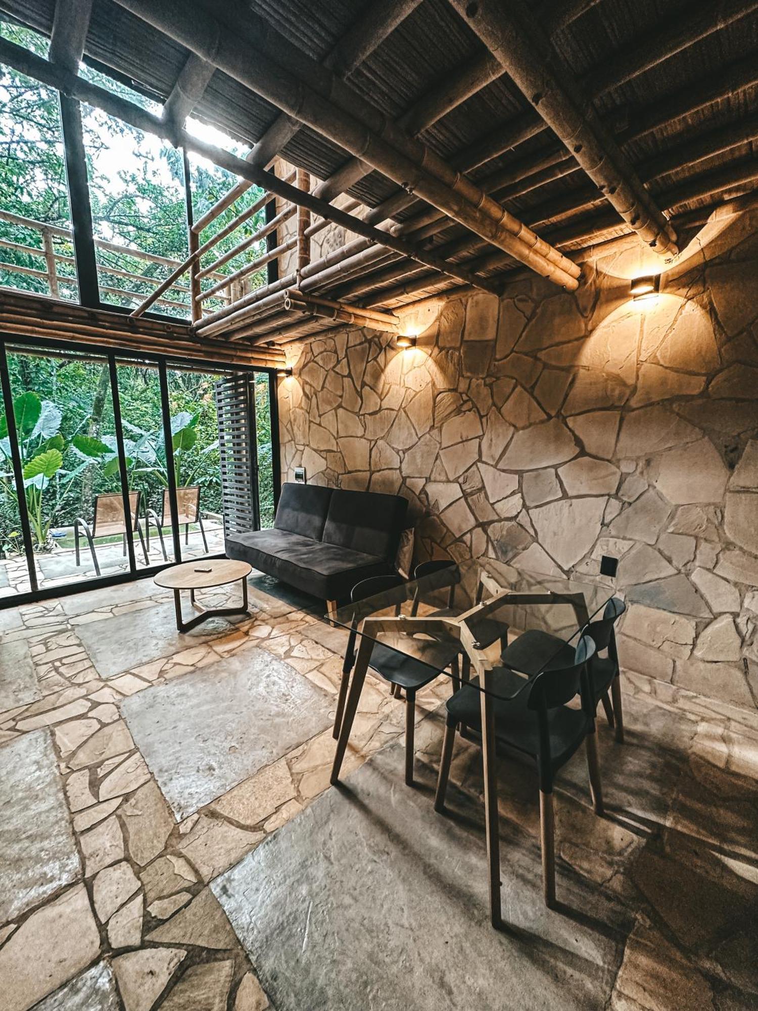 De Piedra Y Bambu En La Selva * Palenque