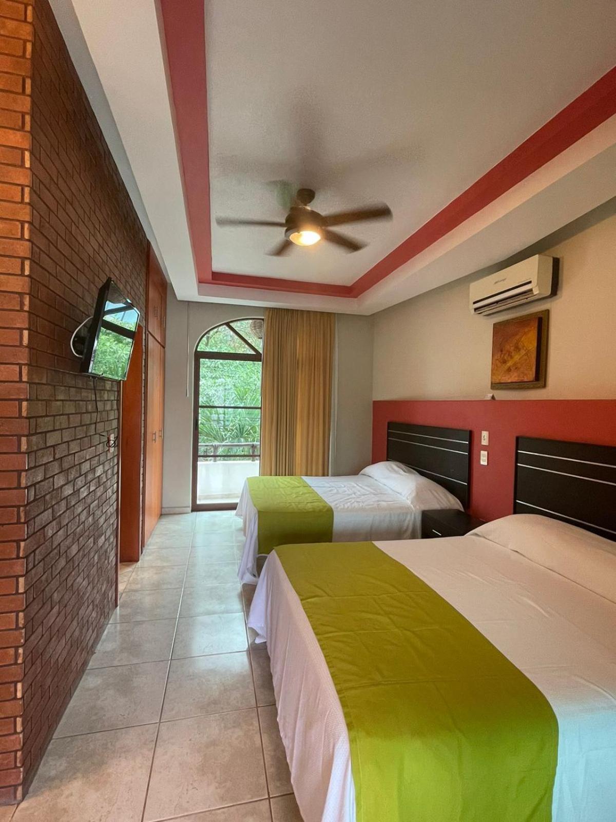 Y Los Encantos Hotel