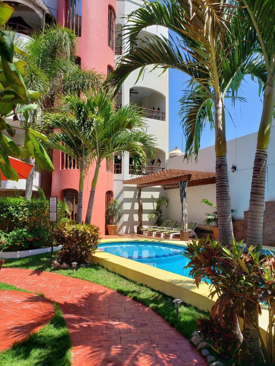 Hotel Y Los Encantos