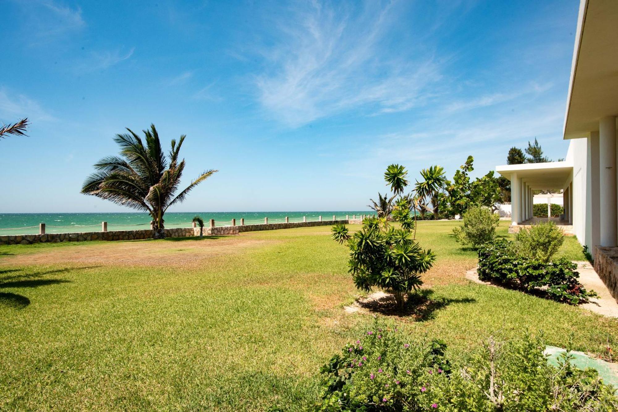 97985 Stunning Beachfront Wi-fi East Of Progreso *