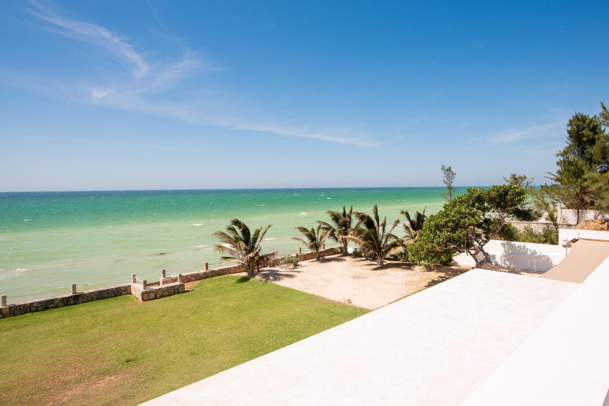 97985 Stunning Beachfront Wi-fi East Of Progreso Chicxulub