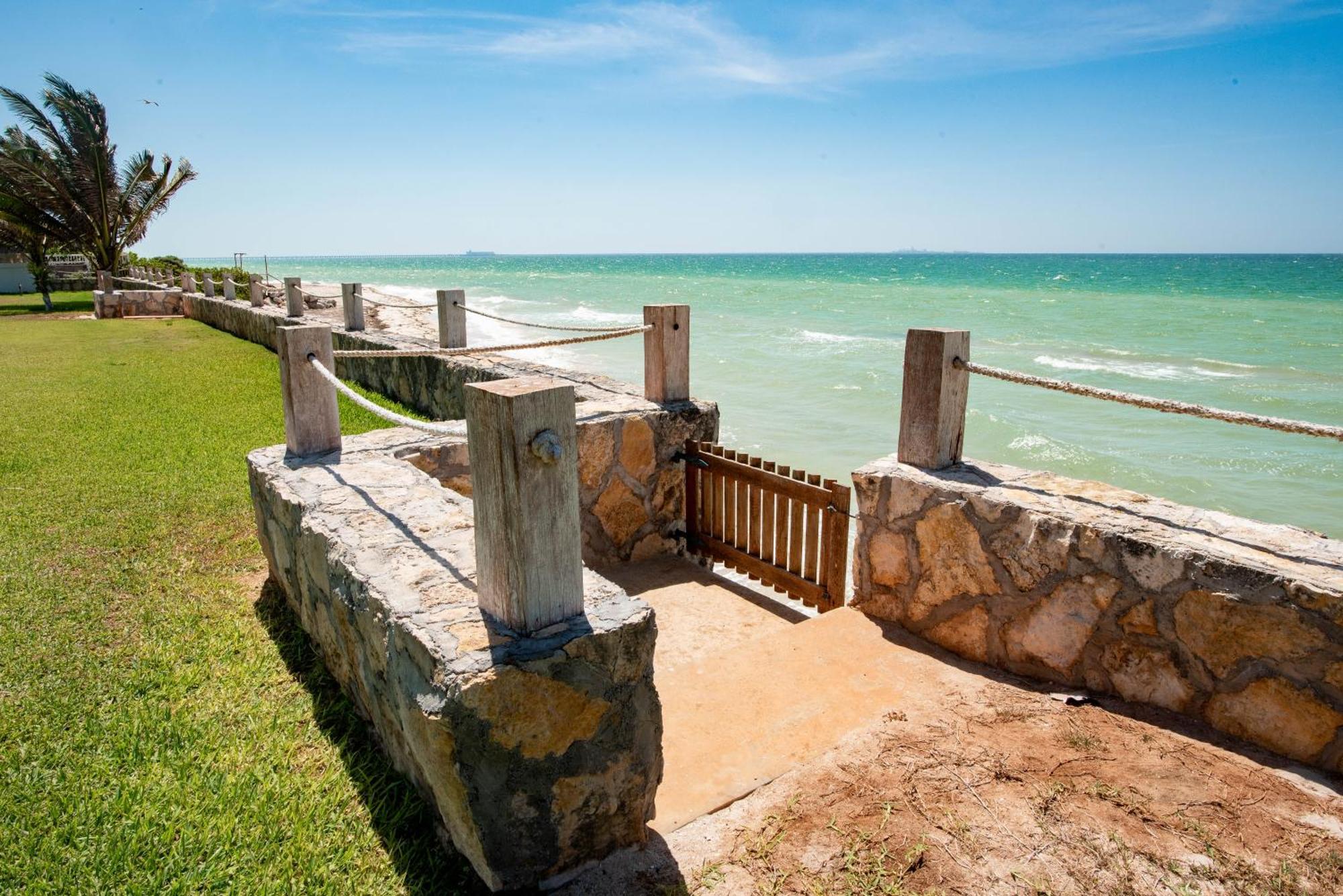 Holiday home 97985 Stunning Beachfront Wi-fi East Of Progreso Chicxulub