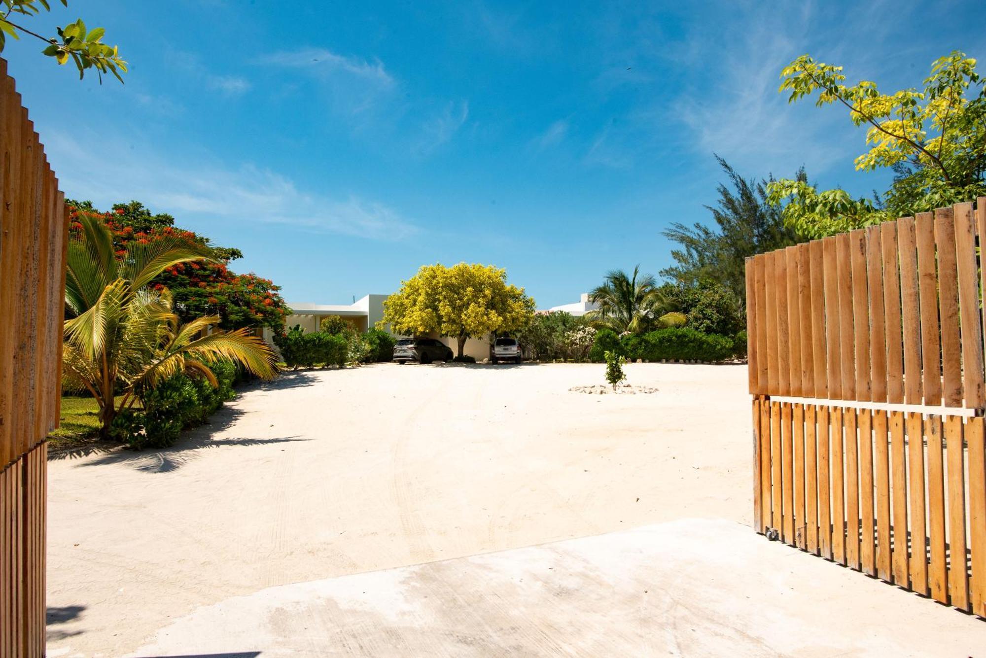 97985 Stunning Beachfront Wi-fi East Of Progreso *