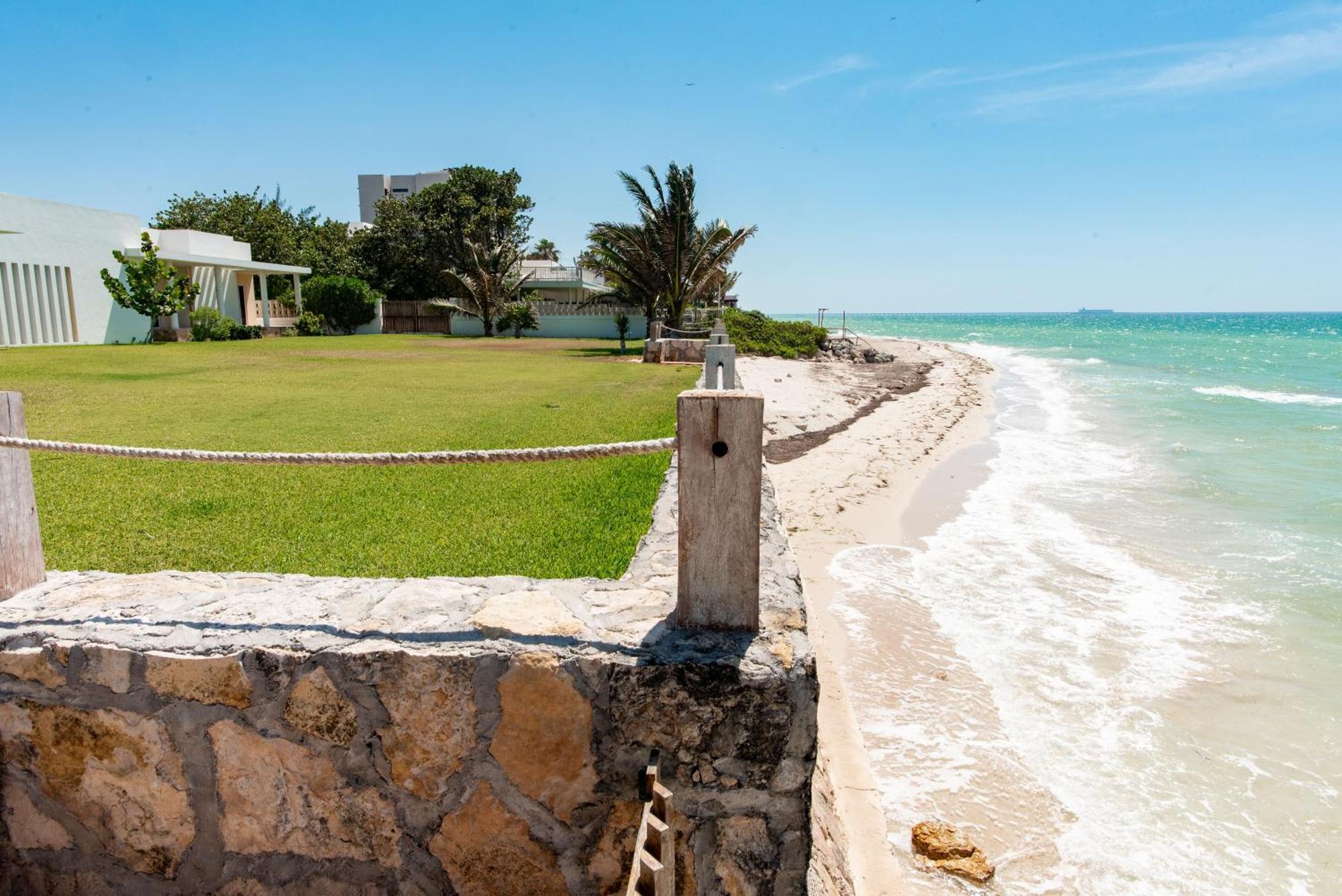 97985 Stunning Beachfront Wi-fi East Of Progreso Chicxulub