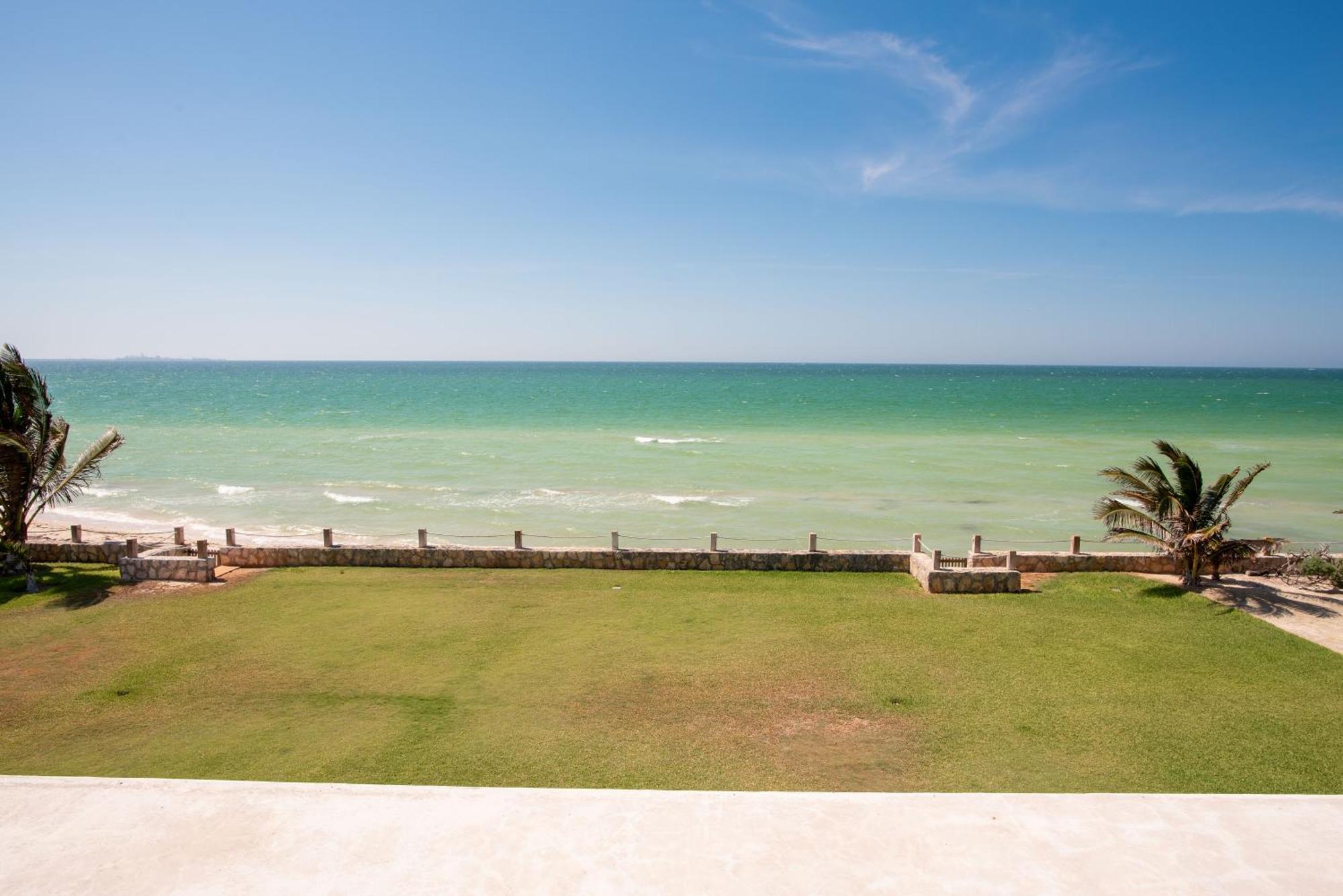 97985 Stunning Beachfront Wi-fi East Of Progreso Chicxulub