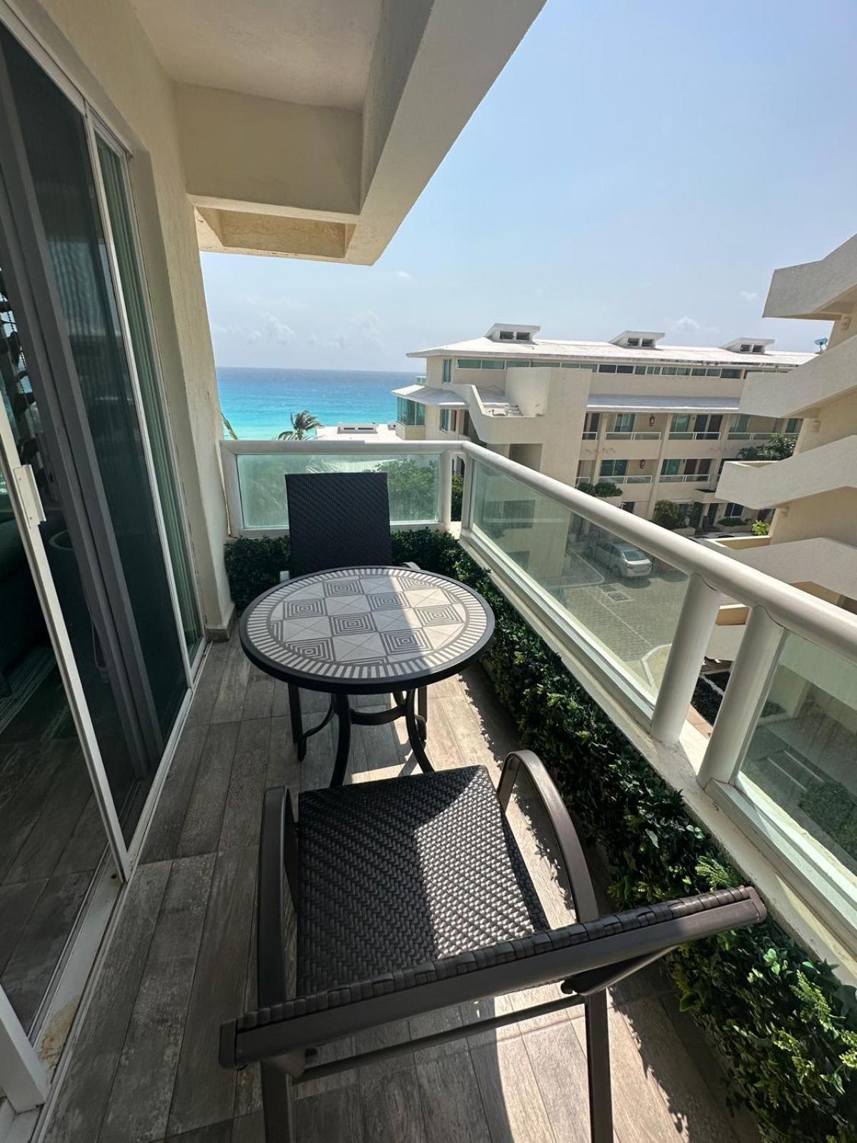 Brisas, Beyond Expectations Oceanfront Apartment Cancun