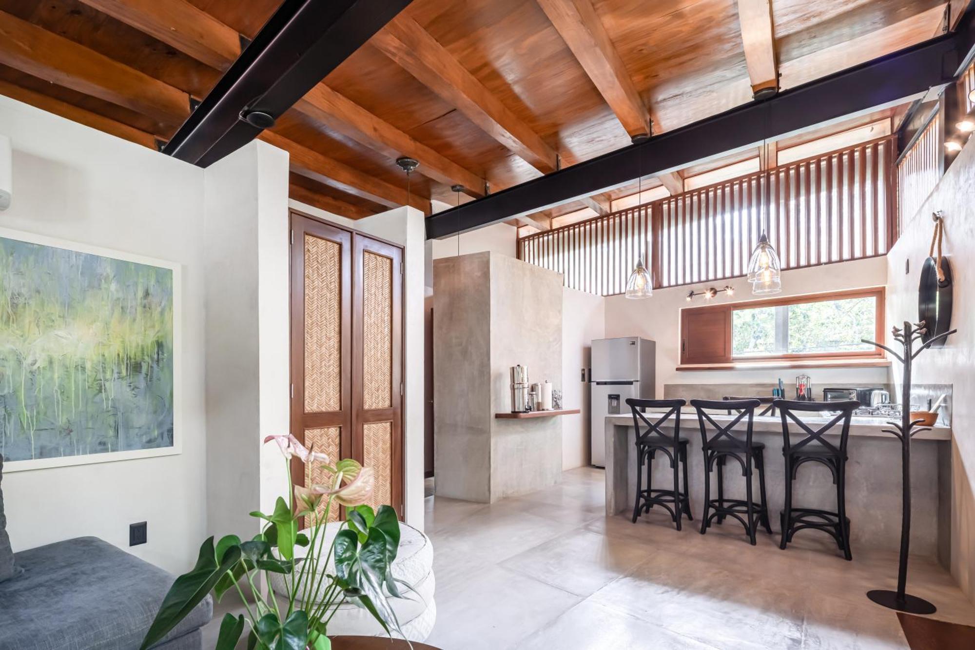 Welcome To Paradise - Luxurious 2 Bedroom Oasis With Pool And Lush Tropical Garden *