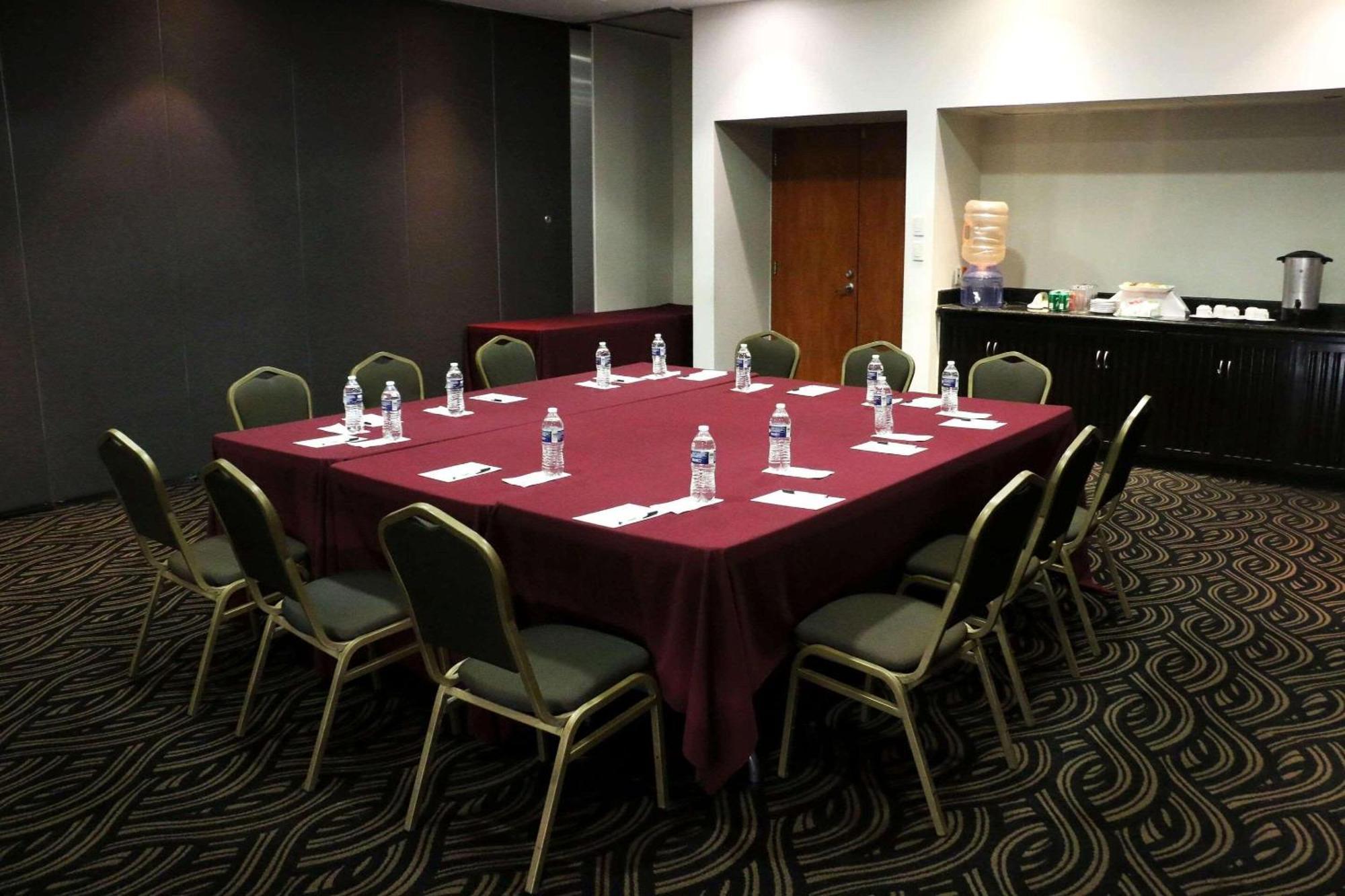 Hotel Radisson Poliforum Plaza 4*