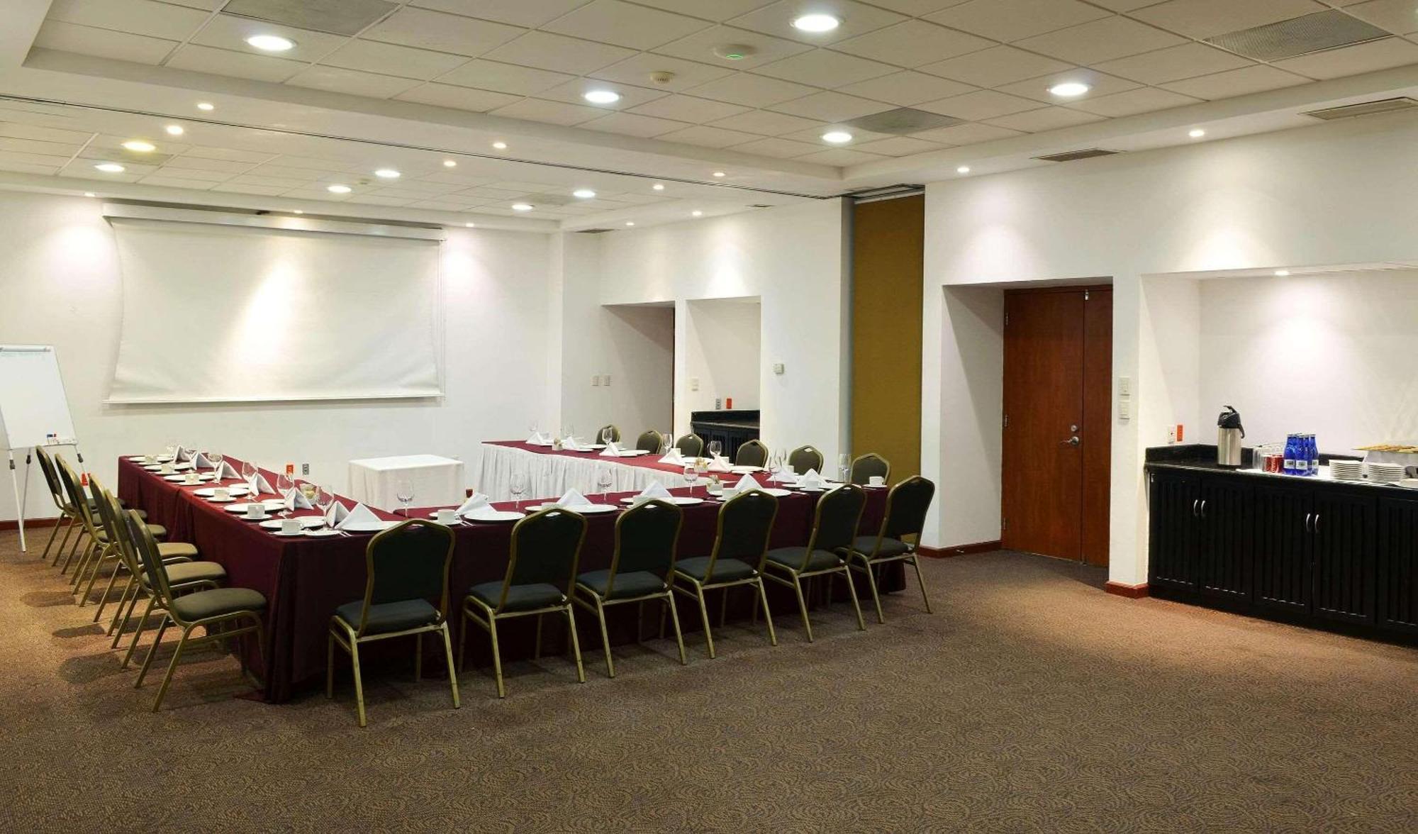 Hotel Radisson Poliforum Plaza 4*