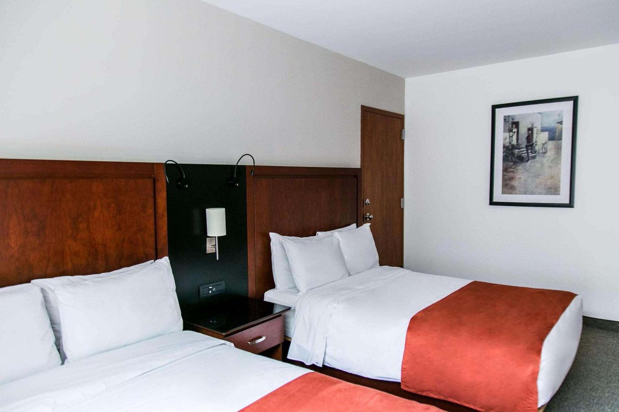 Hotel Radisson Poliforum Plaza 4*