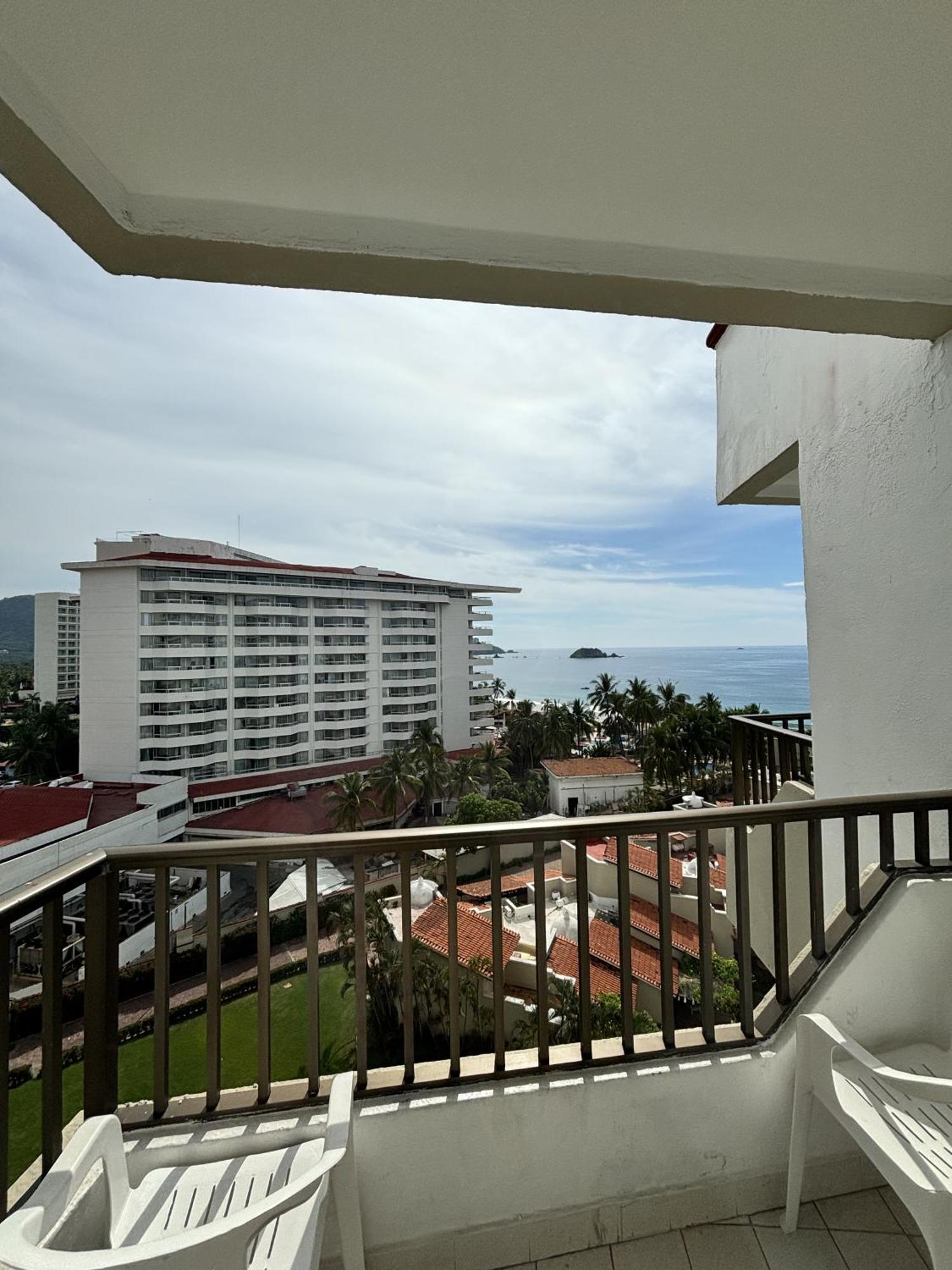 Hotel Enna Ixtapa Vista Al Mar 4*
