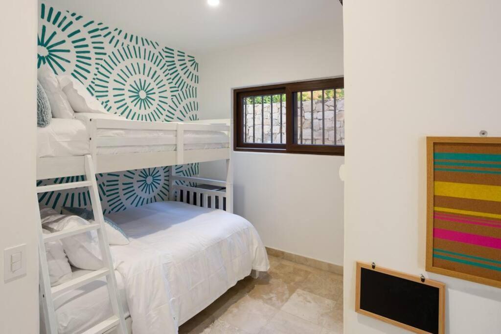 La Roca 8 Min Walking Distance To The