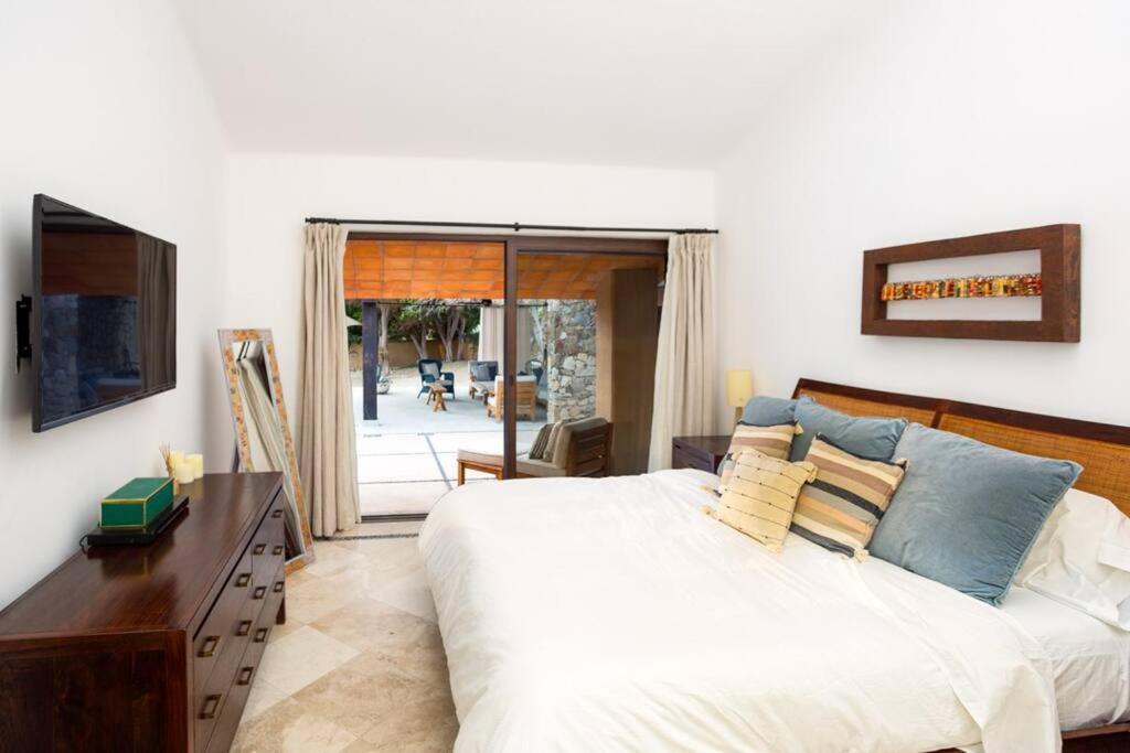 La Roca 8 Min Walking Distance To The