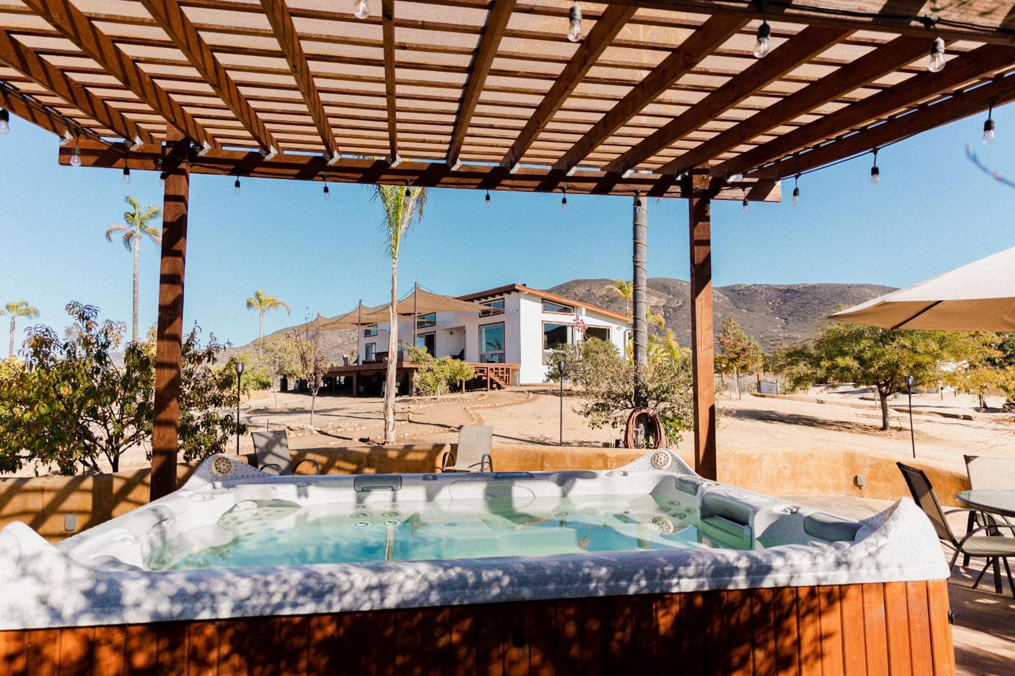 Victoria, * Valle de Guadalupe