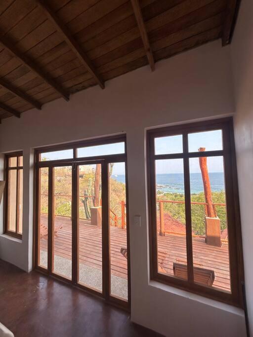Alegria - Ocean View - 2 Master Holiday home *
