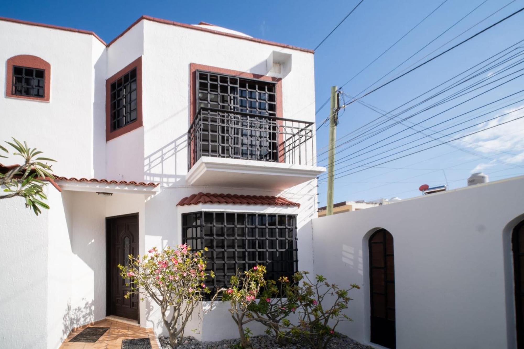 Peninsula 3 Bedroom House & Ac + Private Parking + Fast Wifi *