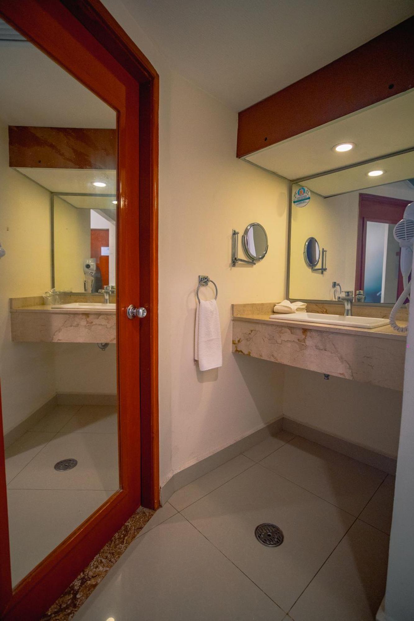 De Cortes Hotel 3*