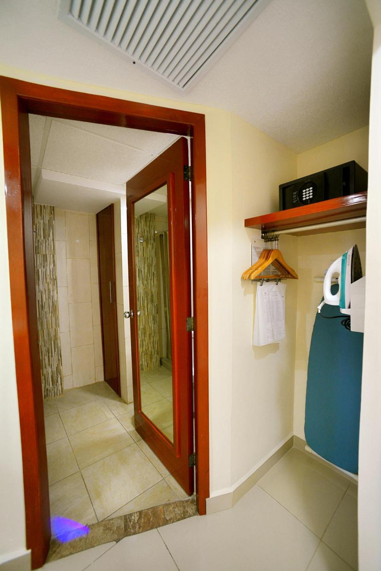 Hotel De Cortes 3*