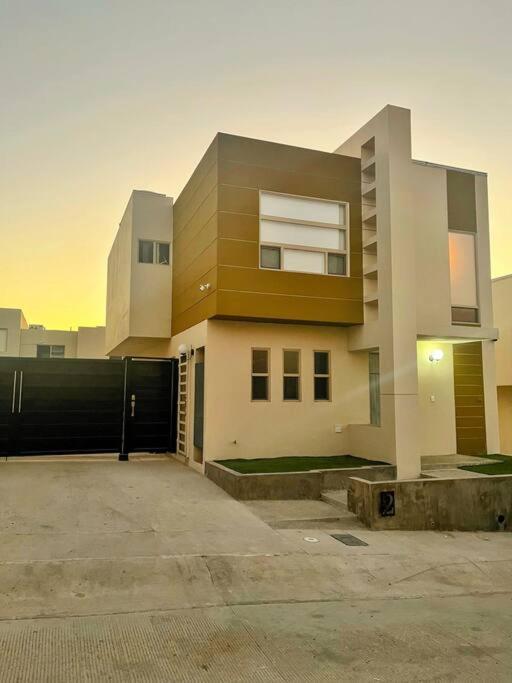 Beautiful New Modern Home, Perfectly Located Between Valle De Guadalupe And Downtown Ensenada! Holiday home