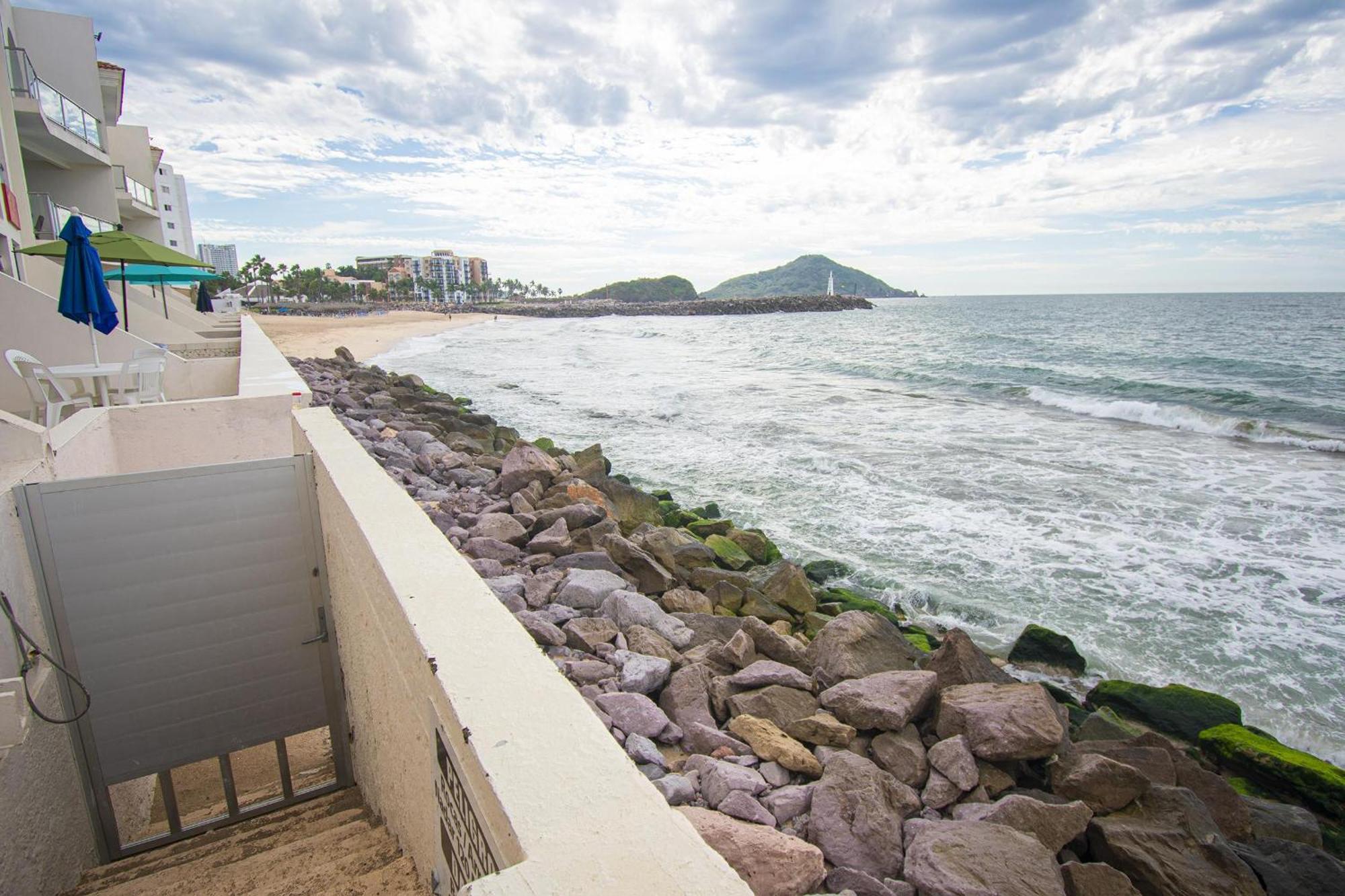Colorful Retreat In Playa Escondida