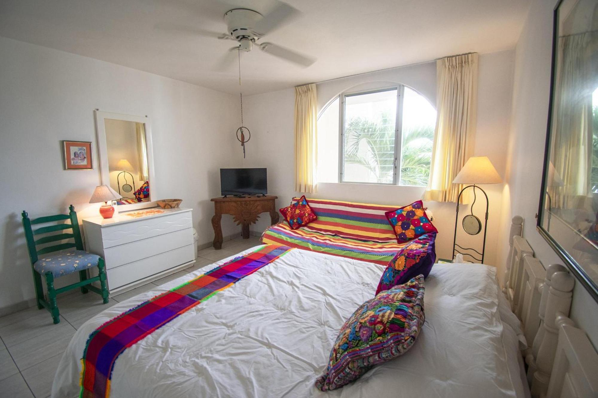 Apartment Colorful Retreat In Playa Escondida