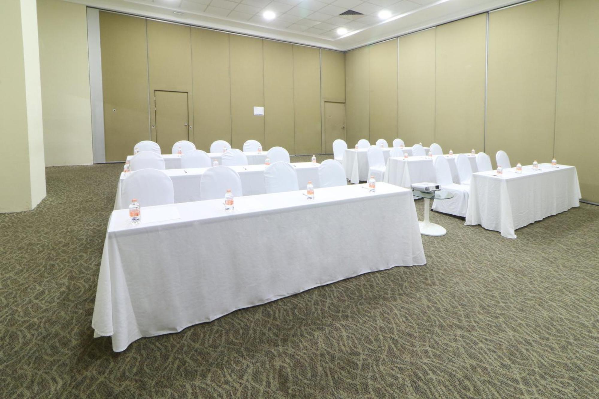 Express By Ihg Hotel 4*