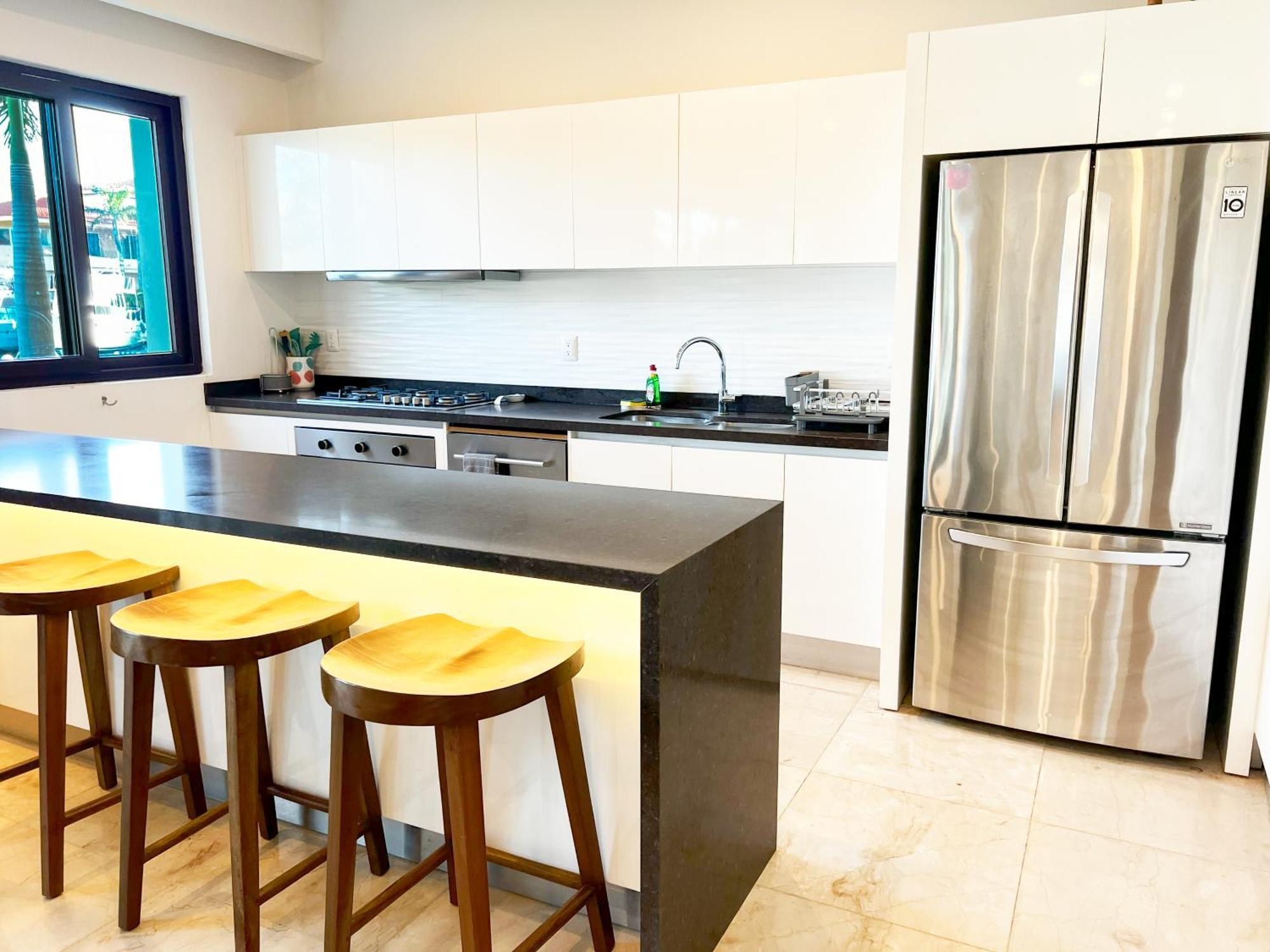 Ground Floor Paradise With Marina View And Pool Paddleboard Included *