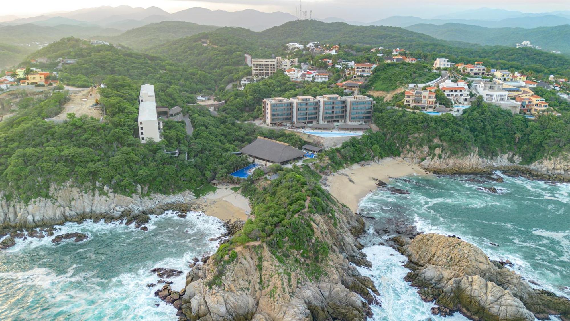 Coral Blue Huatulco Hotel 4*